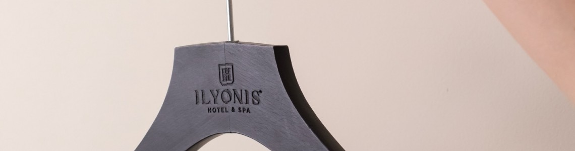 Otelde Hangi Askı Kullanılır? Otel Tipi Ahşap Askı Rehberi