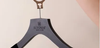 Otelde Hangi Askı Kullanılır? Otel Tipi Ahşap Askı Rehberi