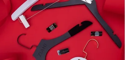 Hangi Giysiye Hangi Askı? Ceketten Gelinliğe Askı Seçimi